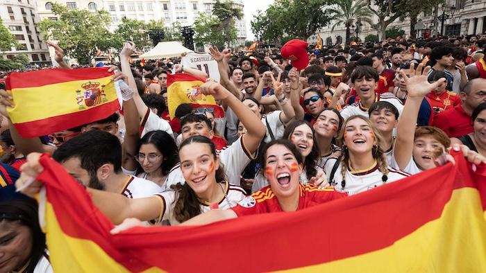 de jeunes valenciens derrière de la drapeau de l'espagne pour la finale de la coupe du monde espagne argentine
