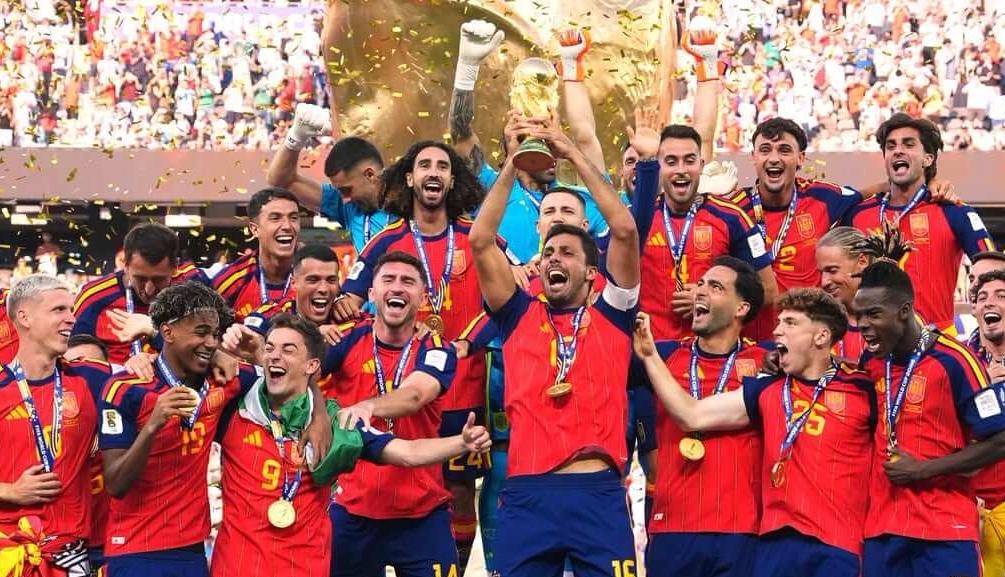 l'équipe epagnole de footbal en train de soulever la coupe du monde 2026 après la victoire contre l'argentine
