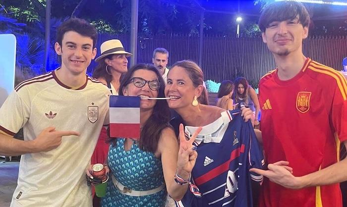 Des Français et des Espagnols posent ensemble avec les maillots des deux sélections après la demi-finale France-Espagne, symbole des liens entre les deux communautés.