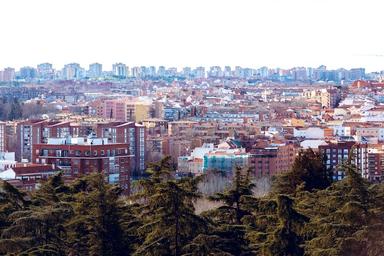 Une vue panoramique de Madrid avec, au premier plan, des immeubles résidentiels du quartier de Salamanca et, en arrière-plan, les tours modernes de la ville.