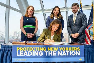la gouverneure Kathy Hochul signe un décret installant un moratoire contre les grands centres de données