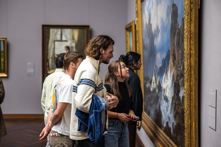 Des personnes observent un tableau du Städel Museum