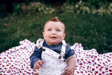 un bébé garçon en train de sourire