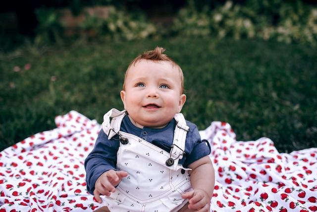 un bébé garçon en train de sourire