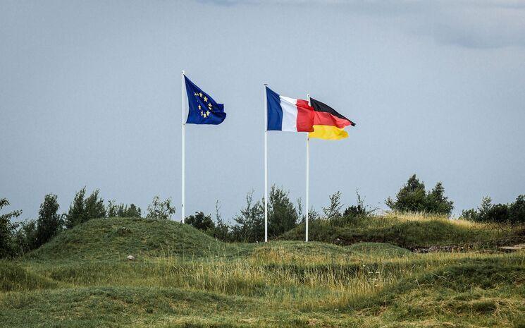 Photo de drapeaux européen, français et allemand