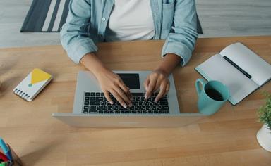 personne_clavier_ordinateur_portable