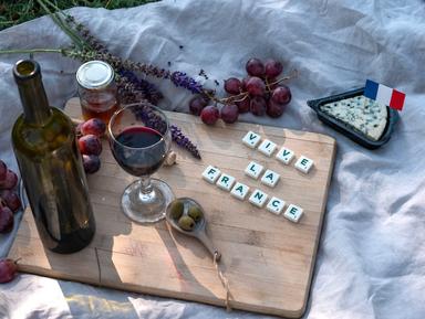 pique-nique français rustique avec raisins, vin rouge naturel et fromage