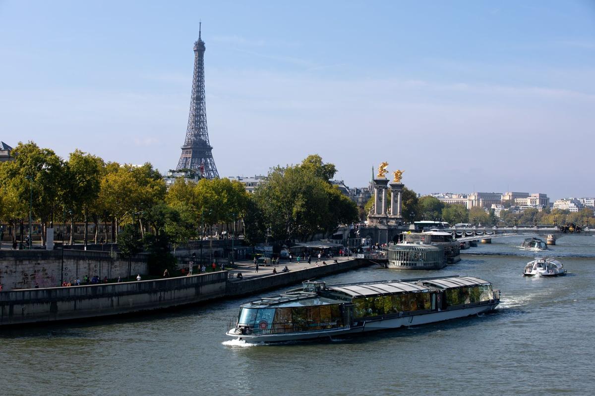 seine bateau tour eiffel