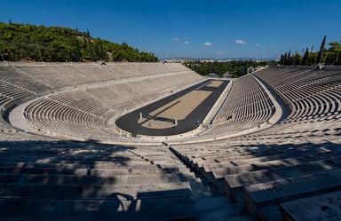 Vue du stade olympique d'Athènes depuis les gradins, à l'extrémité droite de celui-ci