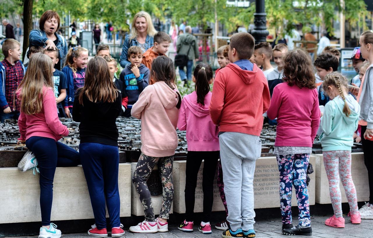 Des élèves dans une cour de récréation avec des enseignants