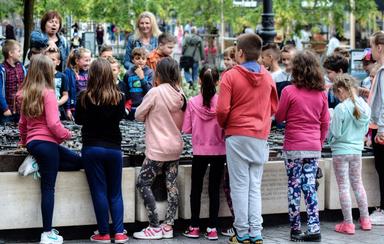 Des élèves dans une cour de récréation avec des enseignants
