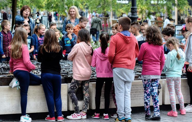 Des élèves dans une cour de récréation avec des enseignants