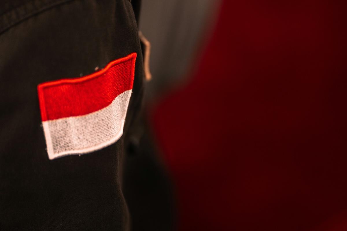 un drapeau de l'indonésie sur l'écusson d'une chemise