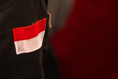 un drapeau de l'indonésie sur l'écusson d'une chemise