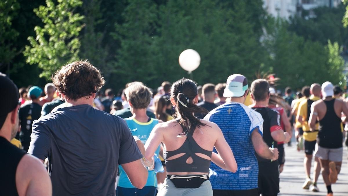 un groupe de coureurs de dos dans la rue
