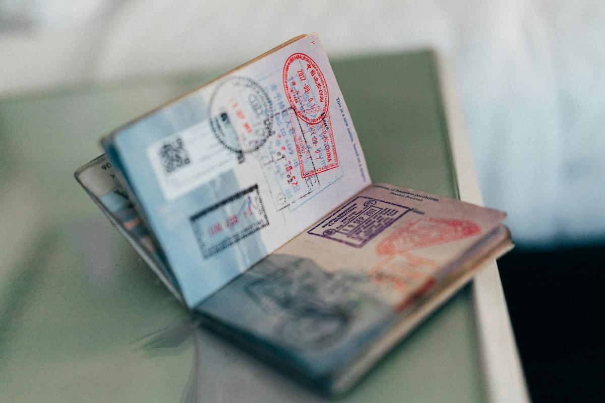 un passeport ouvert sur une double page avec des tampons de visas