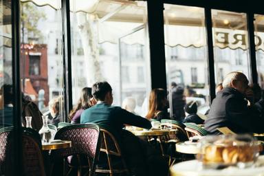 Des personnes dans un restaurant