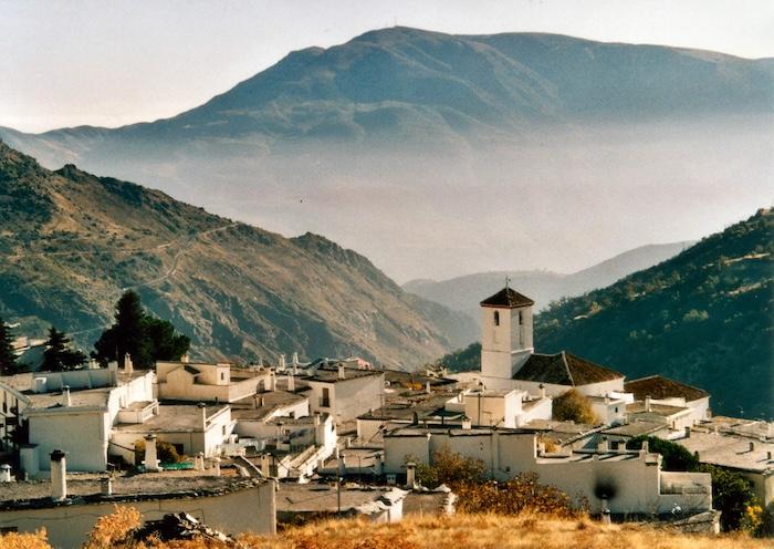 Capileira est un village espagnol situé dans la région de la Alpujarra, dans la province de Grenade. C'est le plus élevé et le plus septentrional des trois villages qui dominent les gorges du río Poqueira. Il se trouve à la latitude 36°57' nord et à la longitude 3°21' ouest.