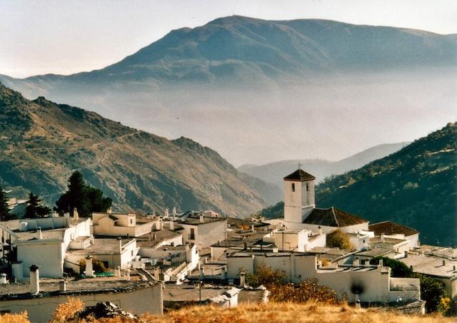 Capileira est un village espagnol situé dans la région de la Alpujarra, dans la province de Grenade. C'est le plus élevé et le plus septentrional des trois villages qui dominent les gorges du río Poqueira. Il se trouve à la latitude 36°57' nord et à la longitude 3°21' ouest.