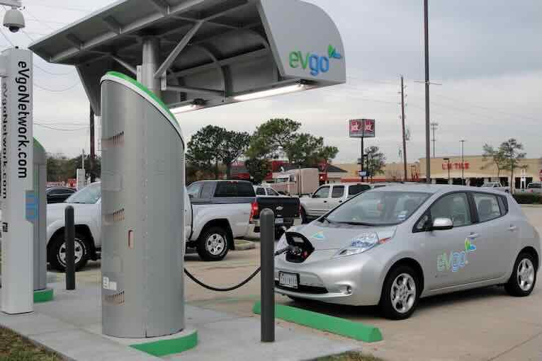 Essor des voitures électriques au Cambodge