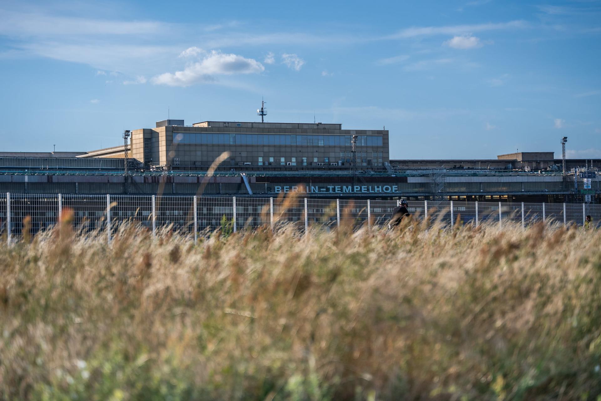 Aéroport de Tempelhofer Feld à Berlin vue depuis les pistes en jachère