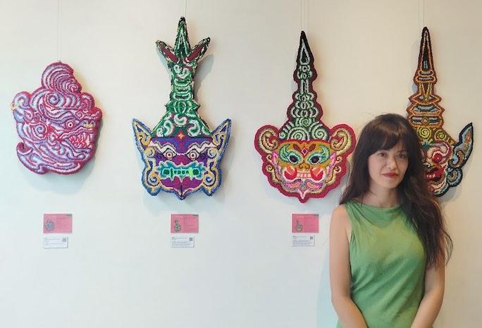 À Phnom Penh, Rosine transforme la culture khmère en tapisseries contemporaines.
