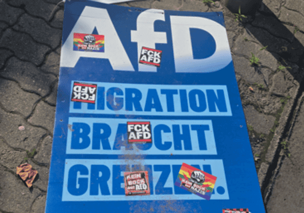 Affiche AFD Berlin, avec des stickers "f*ck AfD"
