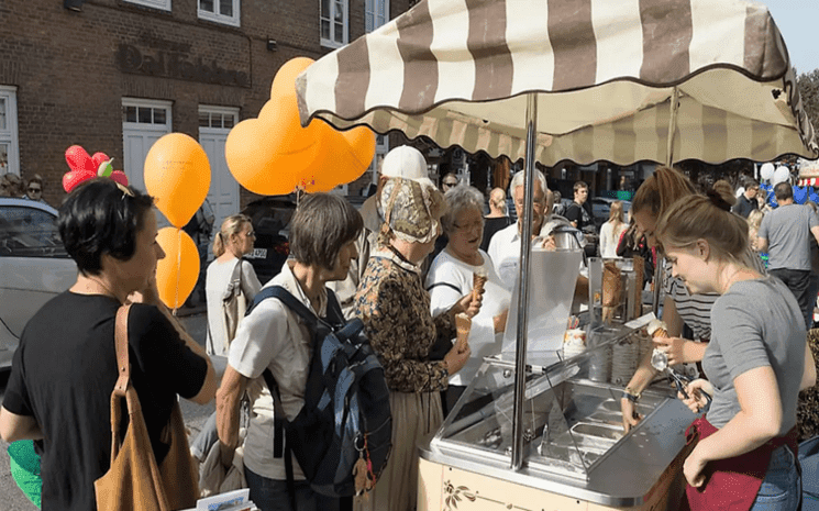 Des personnes dégustent des glaces à la fête.