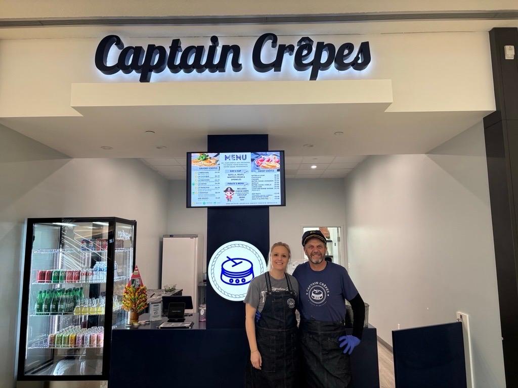 Zoé Hess et Maxime Rouxel posent devant Captain Crêpes