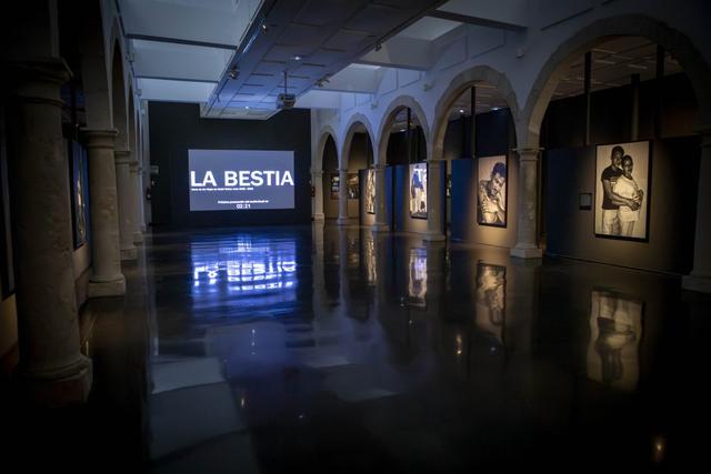Image de l’exposition «La Bestia» de Isabel Muñoz dans la Sala AFAL du CAF. Photo de Chema Artero-CAF.