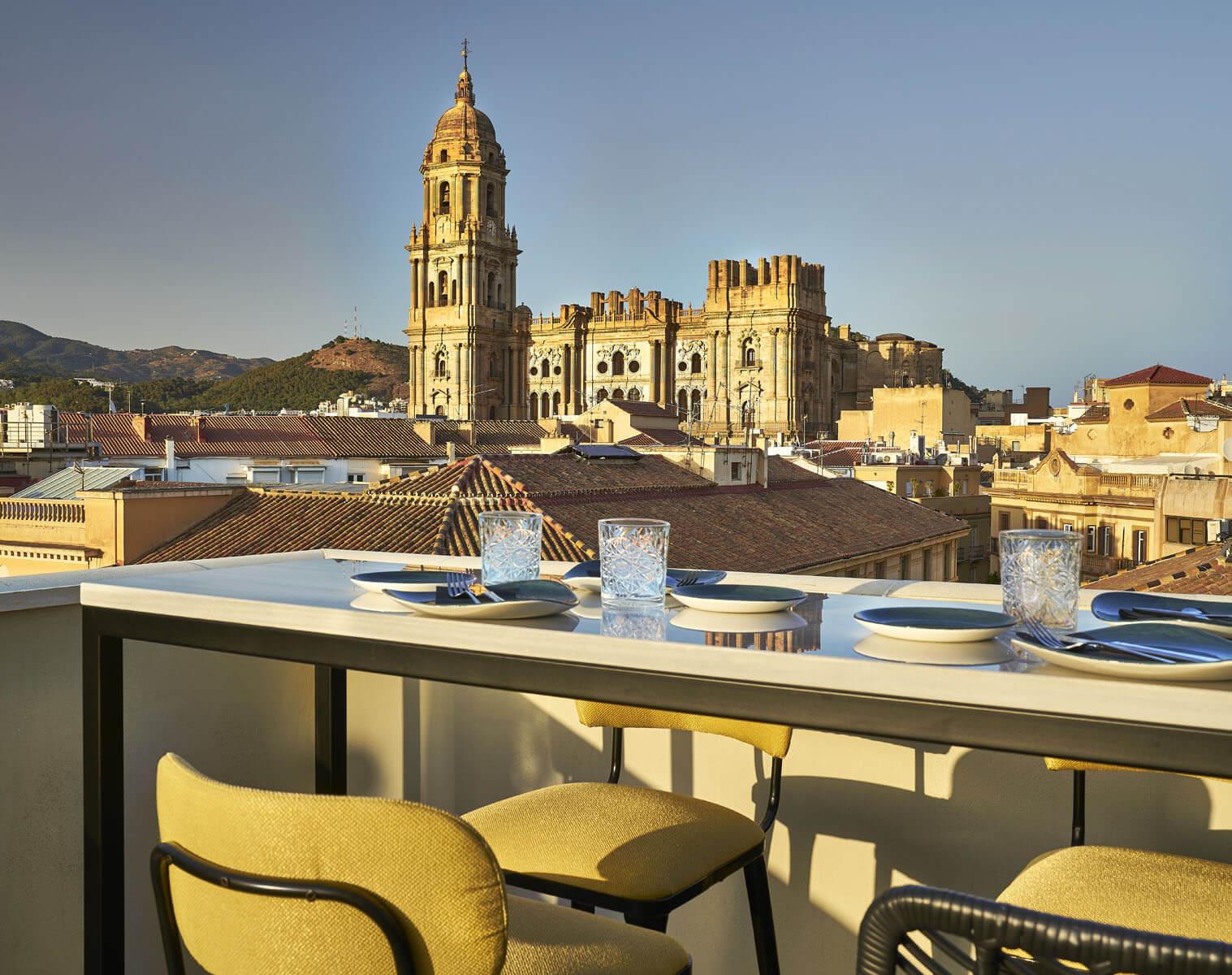 Vue à la Cathédrale depuis la terrasse de El Taller de Larios 10. / RESTAURANTEELTALLERDELARIOS10.COM
