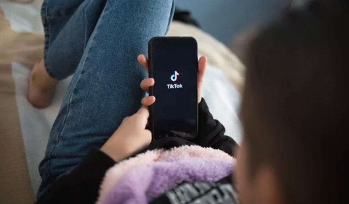 TikTok à la main