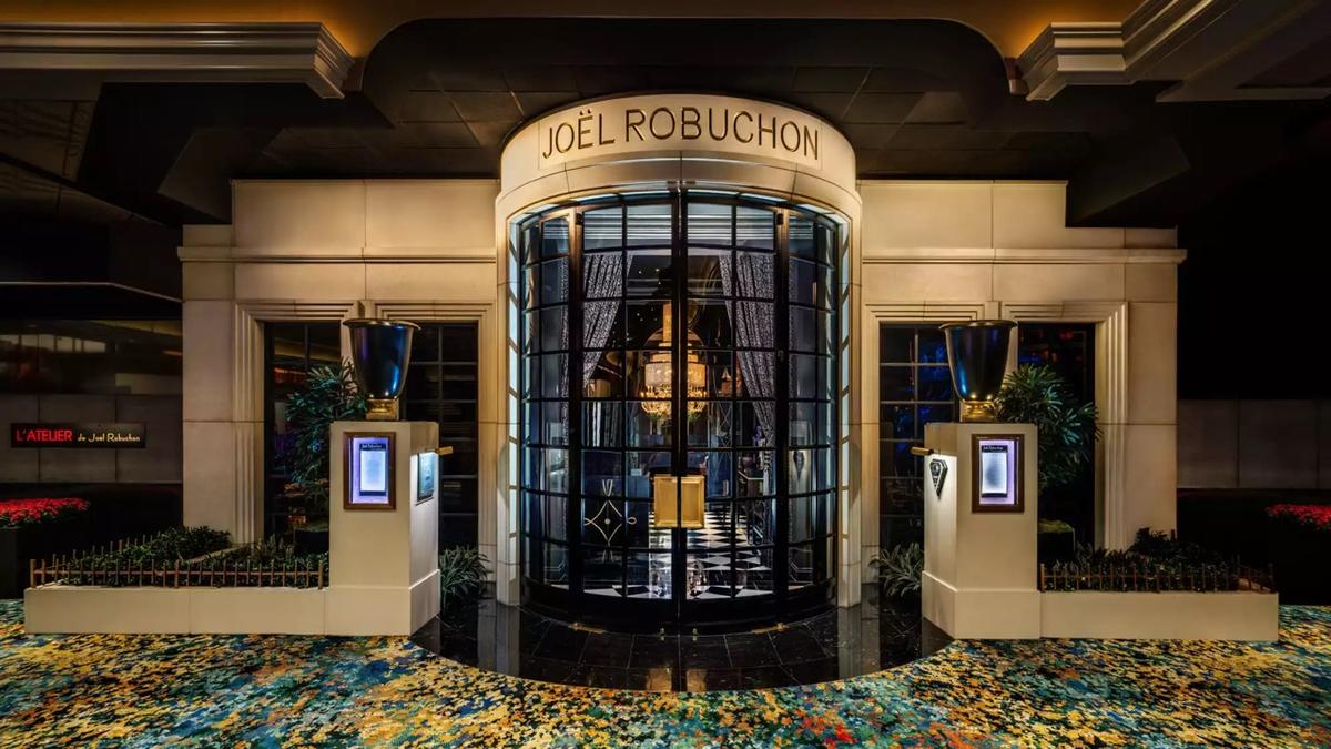 Joël Robuchon : Véritable institution de la haute gastronomie à Las Vegas, le Restaurant de Joël Robuchon au MGM Grand propose une cuisine française très raffinée dans un décor spectaculaire inspiré de l’Art déco. Dirigé aujourd’hui par le chef Eleazar Villanueva, il a décroché deux étoiles Michelin © MGM