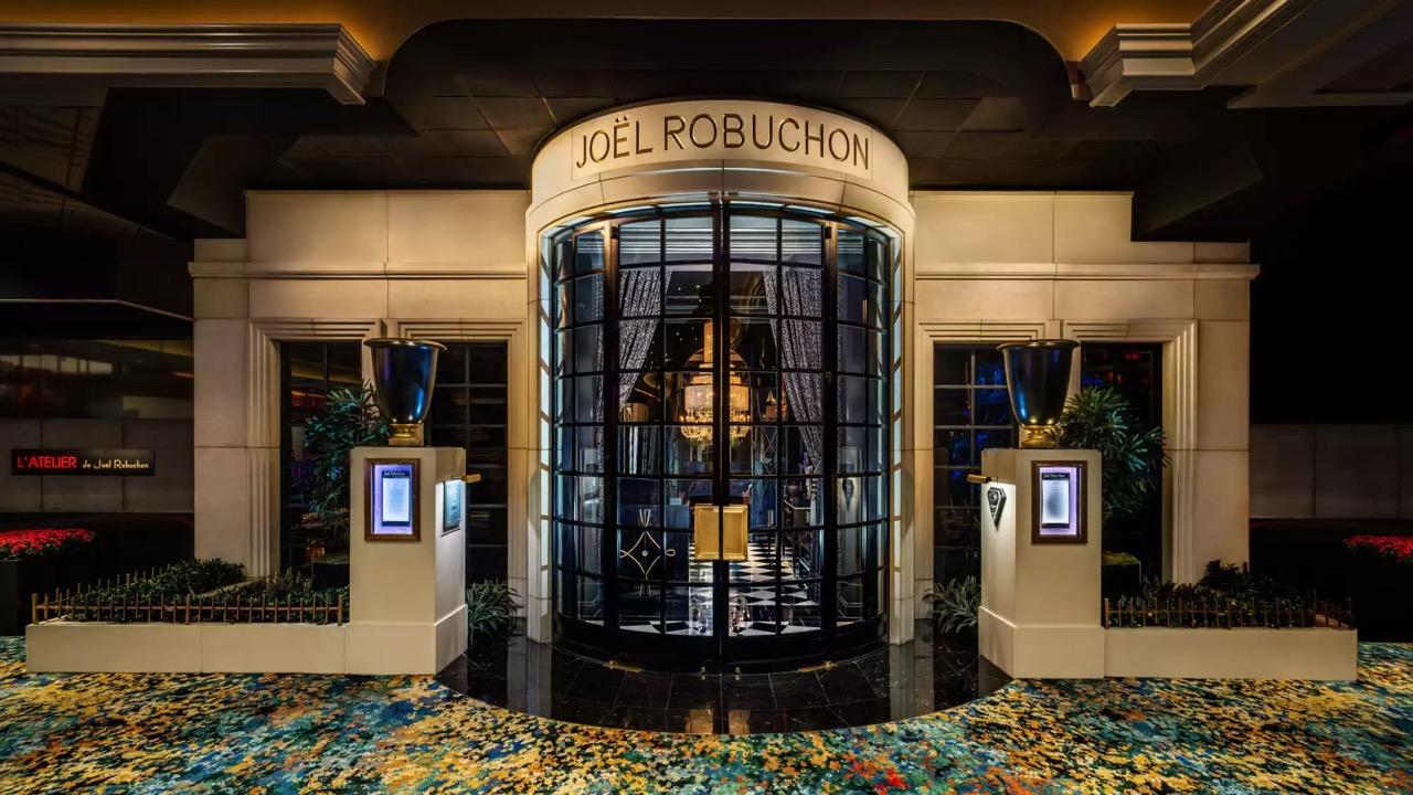 Joël Robuchon : Véritable institution de la haute gastronomie à Las Vegas, le Restaurant de Joël Robuchon au MGM Grand propose une cuisine française très raffinée dans un décor spectaculaire inspiré de l’Art déco. Dirigé aujourd’hui par le chef Eleazar Villanueva, il a décroché deux étoiles Michelin © MGM