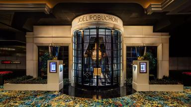 Joël Robuchon : Véritable institution de la haute gastronomie à Las Vegas, le Restaurant de Joël Robuchon au MGM Grand propose une cuisine française très raffinée dans un décor spectaculaire inspiré de l’Art déco. Dirigé aujourd’hui par le chef Eleazar Villanueva, il a décroché deux étoiles Michelin © MGM
