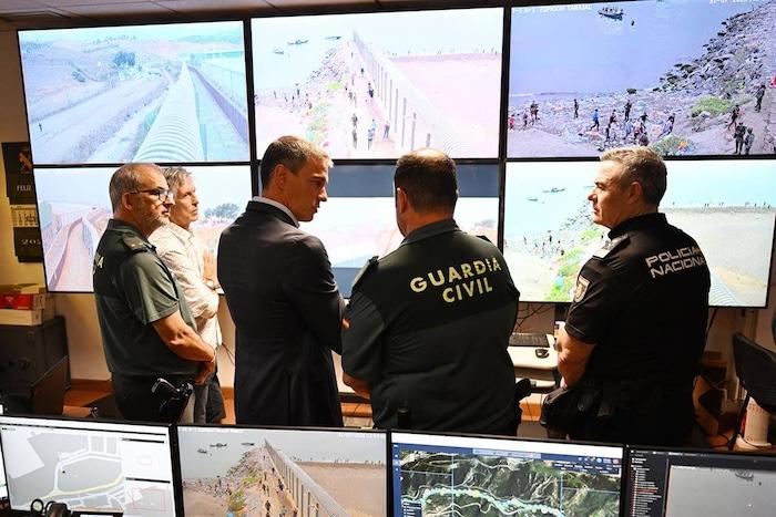 Le président du gouvernement espagnol, Pedro Sánchez, aux côtés de représentants des forces de sécurité de l'État à la frontière du Tarajal (Ceuta).