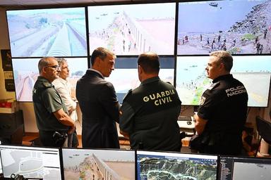 Le président du gouvernement espagnol, Pedro Sánchez, aux côtés de représentants des forces de sécurité de l'État à la frontière du Tarajal (Ceuta).