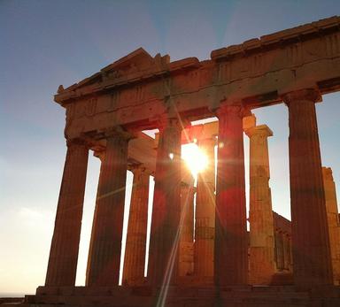 Vue des rayons du coucher de soleil à travers le Parthénon, depuis l'Acropole