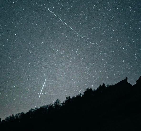 Des météores dans le ciel