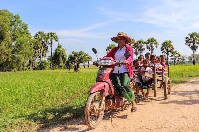 photo d'archive datant de 2019, on voit l'enseignante Seng Noeun avec ses élèves. Crédit photo - UNICEF Cambodge:2019:Victoria Laroche Creux