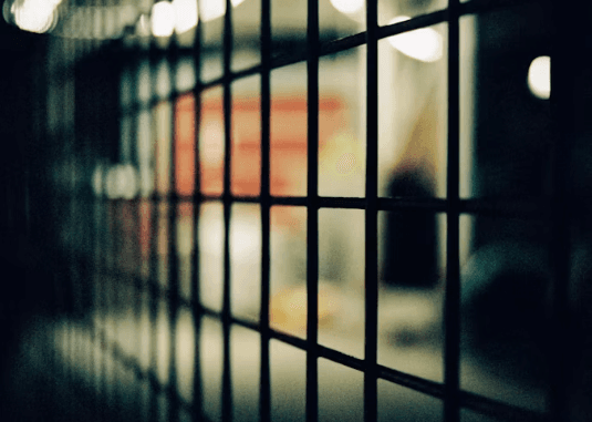 photo d'une grille de prison