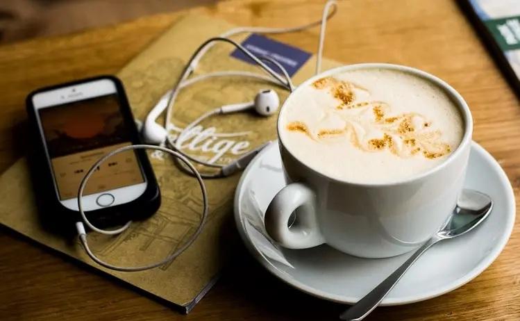 smartphone_branché_écouteurs_cappuccino