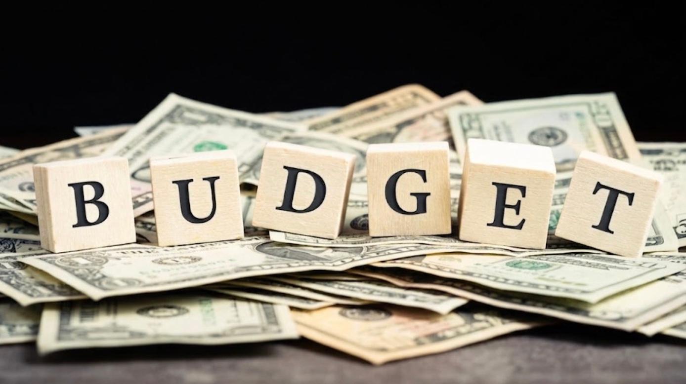 Le mot budget sur des dollars en billets