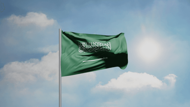 Drapeau Arabie saoudite flotte dans le ciel