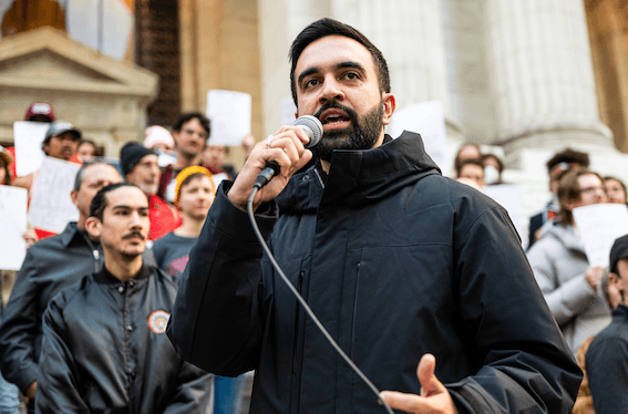 Photo du maire de New York, Zohran Mamdani micro à la main pendant un discours