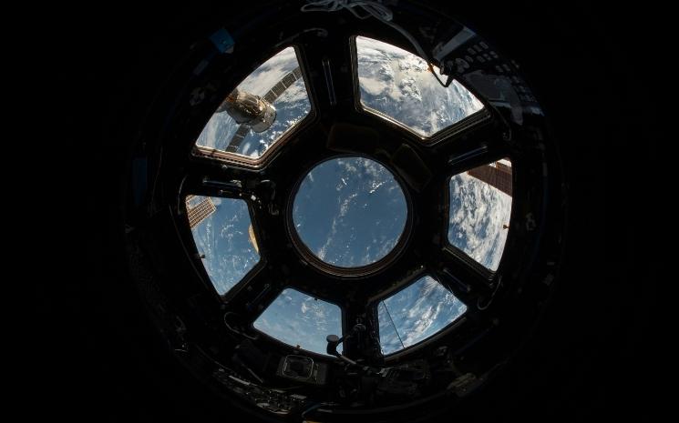 vue sur l'espace d'une fusée