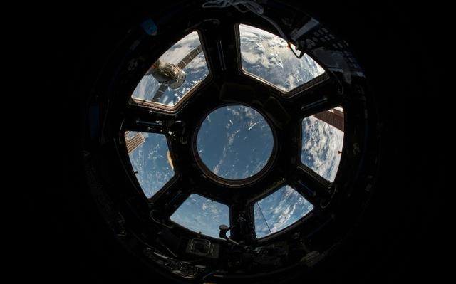 vue sur l'espace d'une fusée