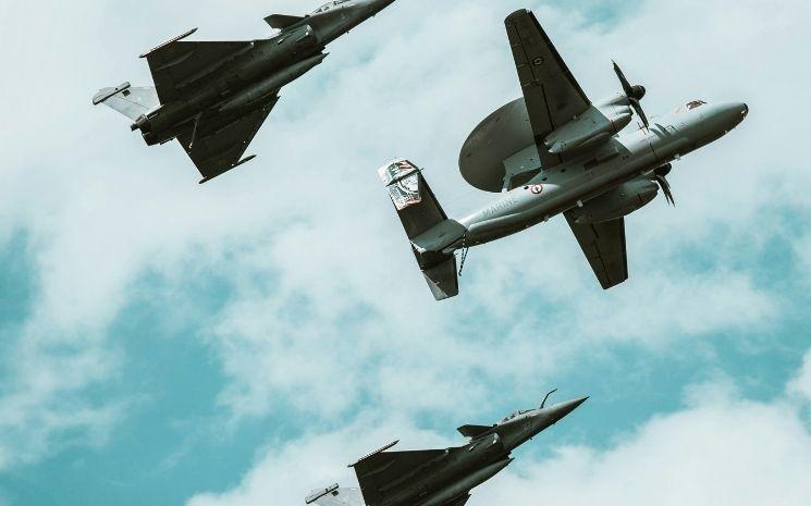 Trois avions de guerre aéronef en plein vol dans le ciel
