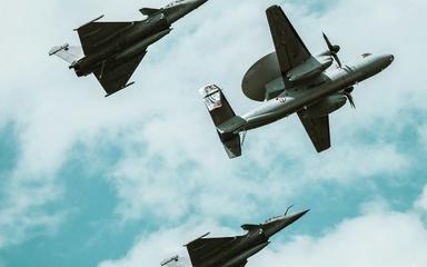 Trois avions de guerre aéronef en plein vol dans le ciel