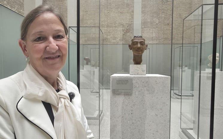 Directrice du Neues Museum Friederike Seyfried présente l’une des sculptures royales disposée sur la plateforme d’Amarna. Cette pièce représente Nefertiti, ou sa fille aînée Méritaton.